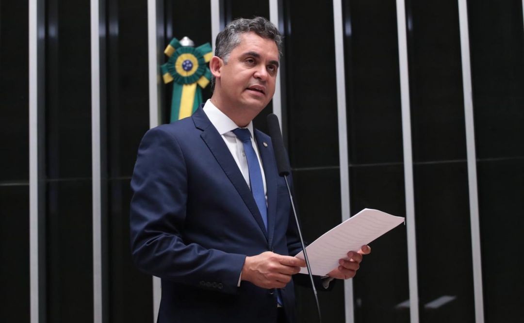 Deputado federal discursa na Câmara dos Deputados durante sessão plenária sobre projeto de combate a fraudes
