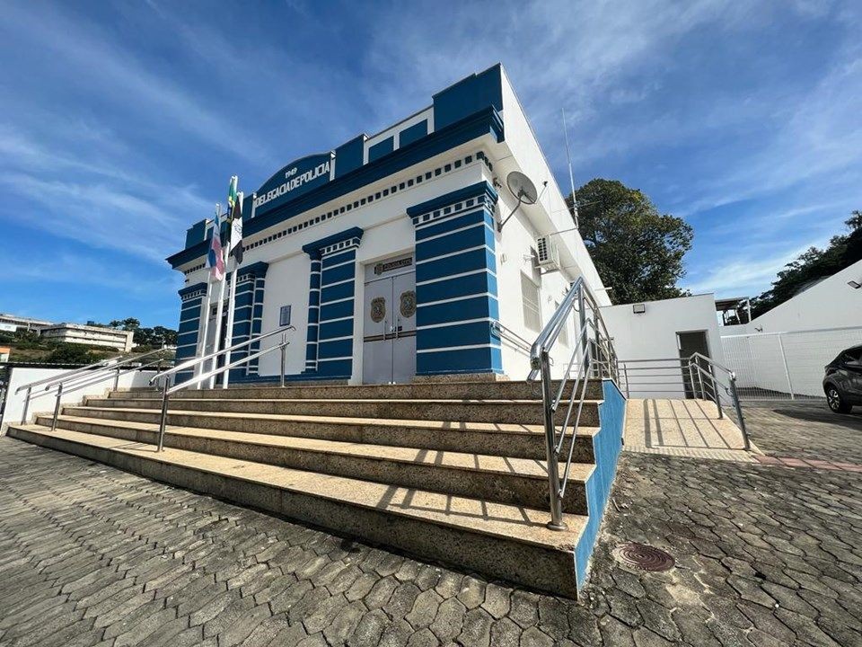 Fachada de delegacia da Polícia Civil em Alegre, onde foi registrada ocorrência de roubo e prisão de suspeito
