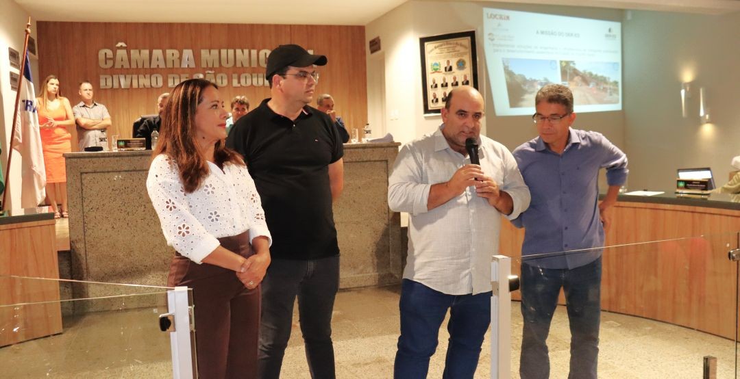 O prefeito Dudu Queiroz e o diretor do DER-ES, José Eustáquio de Freitas (ao microfone), acompanhados pela deputada estadual Janete de Sá e pelo vice-prefeito Ronaldo Borges durante discurso na solenidade de início das obras.