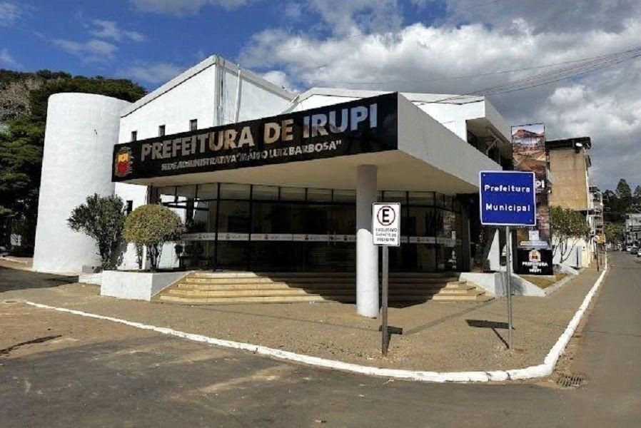 Fachada da sede da Prefeitura de Irupi, com entrada principal, escadaria e identificação do prédio administrativo municipal.