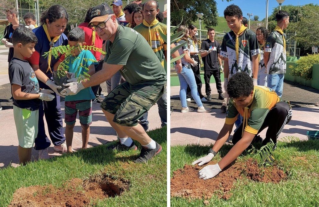 Adulto orienta crianças durante o plantio de uma muda de árvore em área gramada, em atividade de educação ambiental, um jovem realiza o plantio de muda com uso de luvas, enquanto outros participantes acompanham a ação.