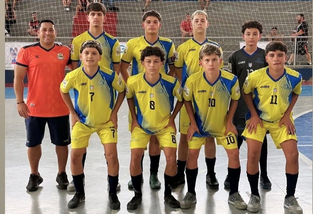 Jogadores da equipe Assopais posando para foto oficial em quadra, vestindo uniforme amarelo e azul.