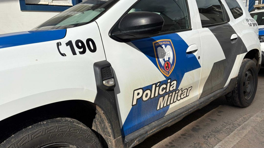 Viatura da Polícia Militar estacionada em rua durante operação policial no Espírito Santo.