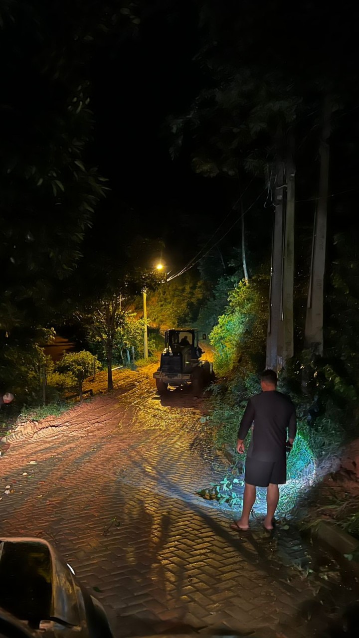 Máquina da Prefeitura atua à noite na recuperação de rua após temporal