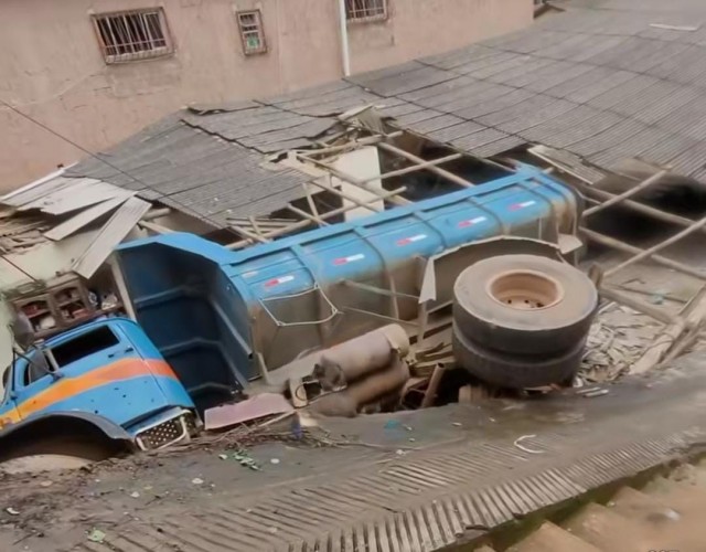 Caminhão capota e atinge serralheria em Ibatiba