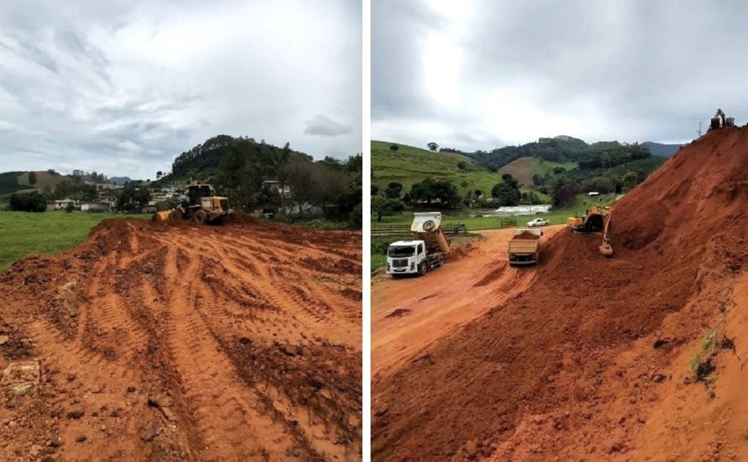 Imagem dividida em duas partes mostrando o trabalho de terraplanagem em uma encosta de terra vermelha. À esquerda, uma retroescavadeira nivela o terreno. À direita, caminhões caçamba e uma escavadeira preparam o novo caminho para o desvio de veículos. O cenário é rural com montanhas ao fundo.