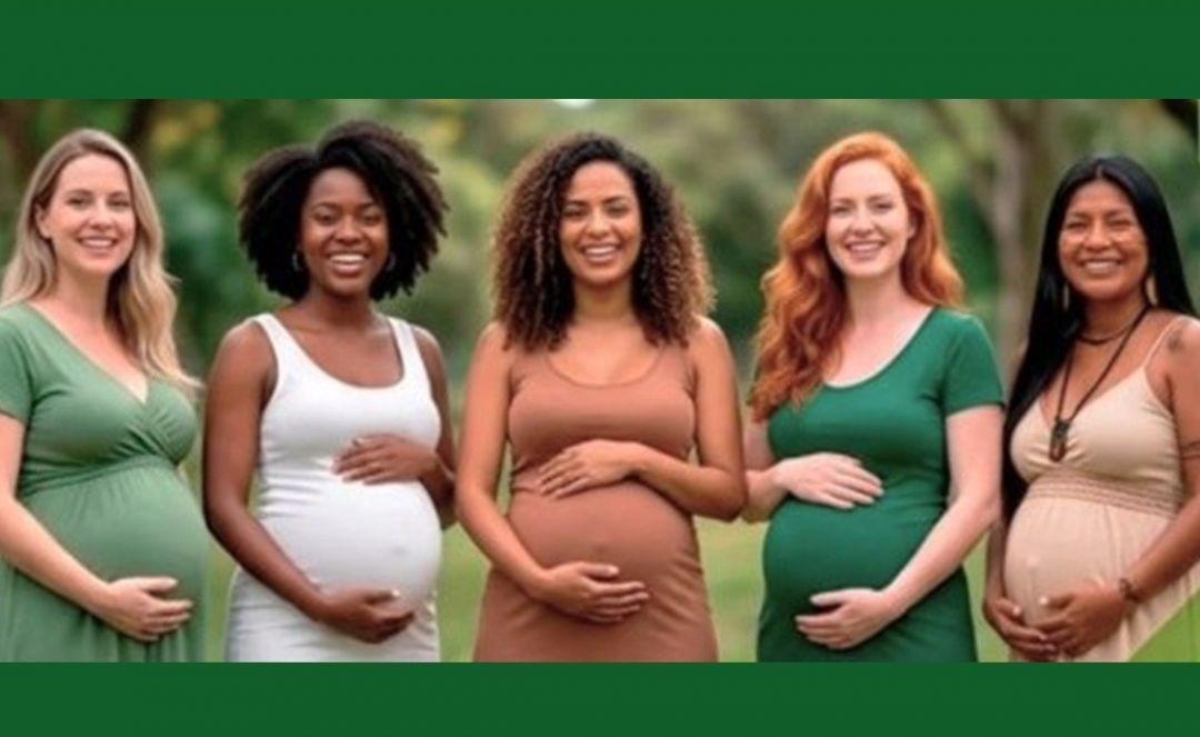 Fotografia de cinco mulheres grávidas de diferentes etnias sorrindo lado a lado em um ambiente externo com fundo verde de árvores. Elas estão posicionadas de frente, com as mãos repousadas suavemente sobre as barrigas. Elas vestem roupas casuais em tons de verde, branco, marrom e bege. A imagem é emoldurada por bordas verdes na parte superior e inferior.