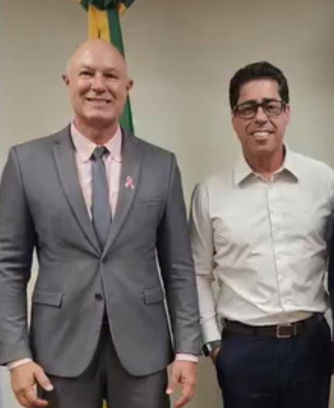 Deputados Coronel Weliton e Marcelo Santos em ambiente institucional, autores de proposta para fortalecer Conselhos Tutelares no Espírito Santo.