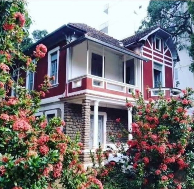 Casarão histórico da família Vivacqua em Castelo cercado por flores antes de ser demolido para dar lugar a projeto turístico.