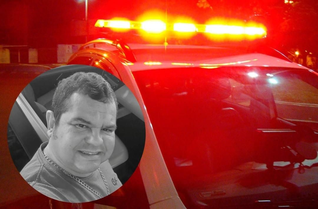 Viatura policial com giroflex ligado e imagem da vítima em destaque após homicídio em Ibatiba