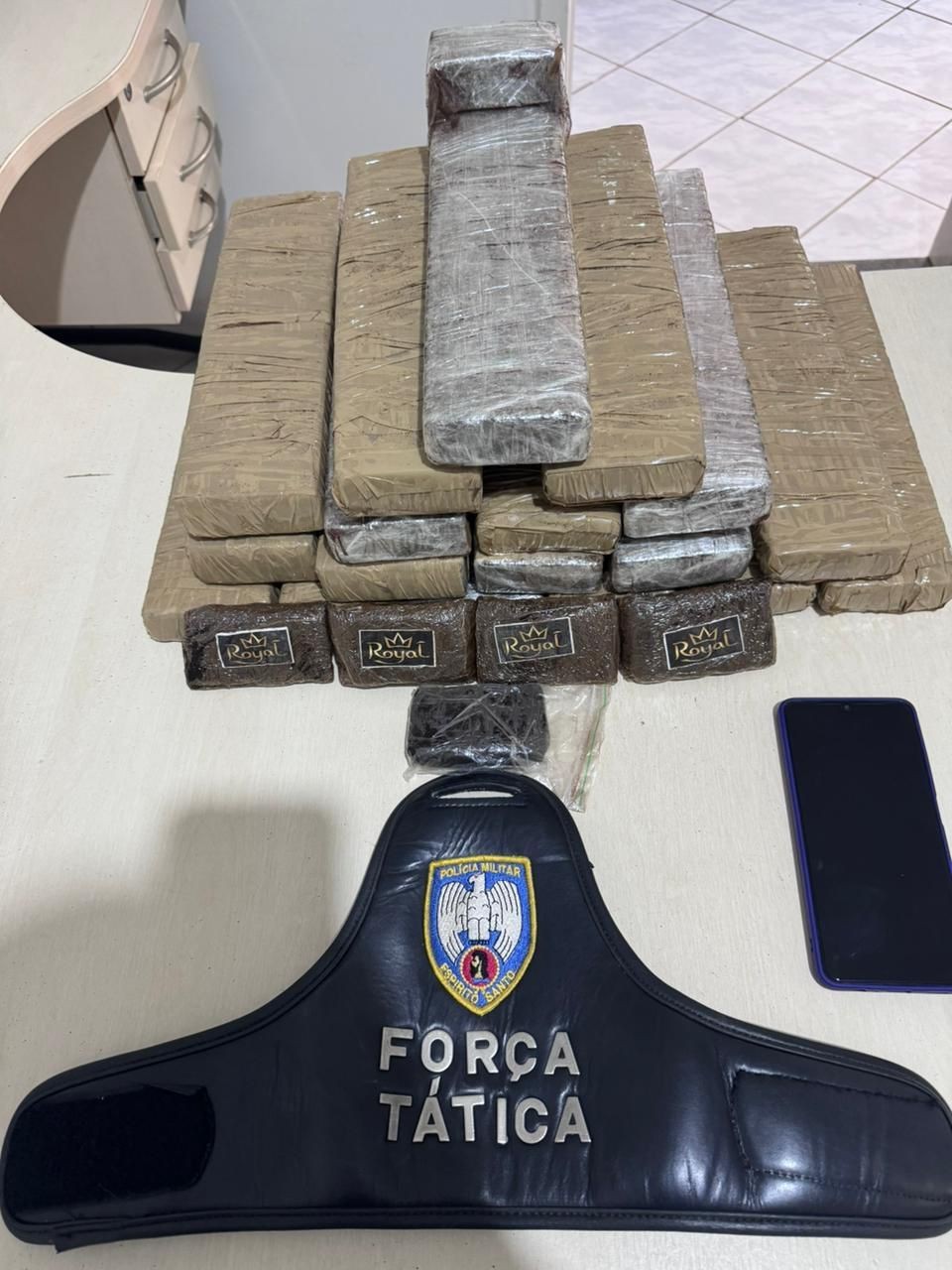 Grande quantidade de drogas apreendida pela Polícia Militar em Iúna após operação que interceptou carga vinda do Rio de Janeiro.