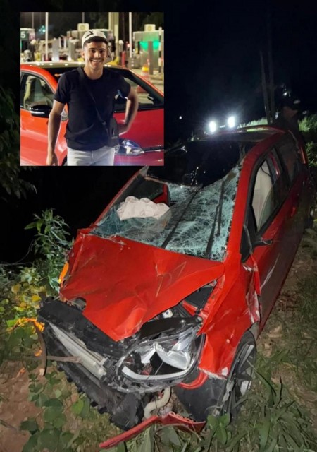 Carro vermelho com frente destruída após colisão com vaca em estrada rural durante a noite em Iúna.