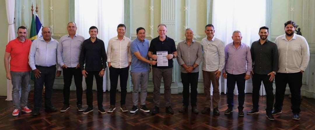 Autoridades estaduais e municipais reunidas no Palácio Anchieta durante lançamento do edital para construção do Centro Estadual de Educação Técnica de Iúna.