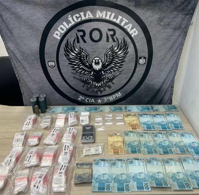 Drogas, dinheiro e materiais apreendidos pela Polícia Militar em Divino de São Lourenço