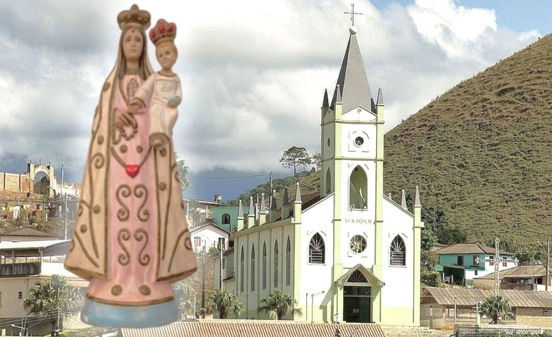 Montagem fotográfica mostrando a imagem de Nossa Senhora da Penha com o Menino Jesus ao lado da fachada da Igreja Matriz de Divino de São Lourenço, com montanhas ao fundo sob céu nublado.