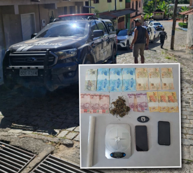 Viatura da Polícia Militar em rua de Ibitirama durante operação contra o tráfico; em destaque, materiais apreendidos como dinheiro, celulares, droga e balança de precisão.