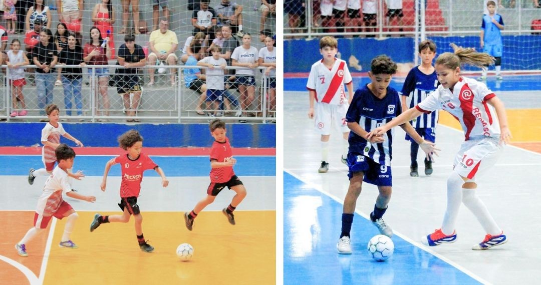 Painel com duas fotos de partidas de futsal infantil. Na imagem da esquerda, três crianças disputam a bola em uma quadra de cor laranja e azul; dois jogadores vestem uniforme vermelho e preto e um veste branco e vermelho. Na imagem da direita, dois jogadores estão em destaque: um menino com uniforme listrado em azul e branco tenta proteger a bola de uma menina que veste o uniforme branco e vermelho do Colégio Renascer. Ao fundo, o público observa atrás de uma grade de proteção.