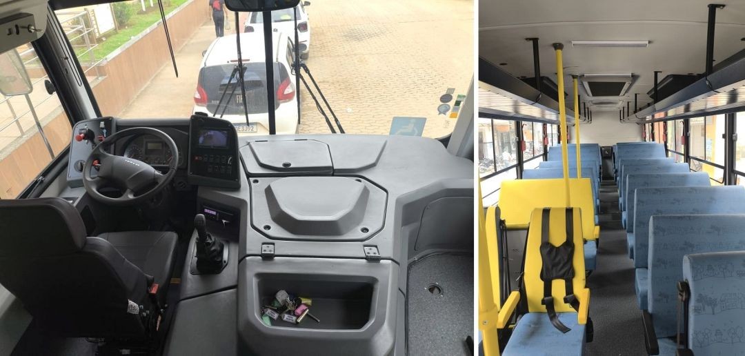 Colagem de duas fotos internas do ônibus. À esquerda, a visão da cabine do motorista, mostrando o painel moderno, volante Iveco e câmbio manual. À direita, o corredor central do ônibus com poltronas azuis estampadas com desenhos infantis e cintos de segurança, incluindo um assento amarelo preferencial com cinto de quatro pontos.