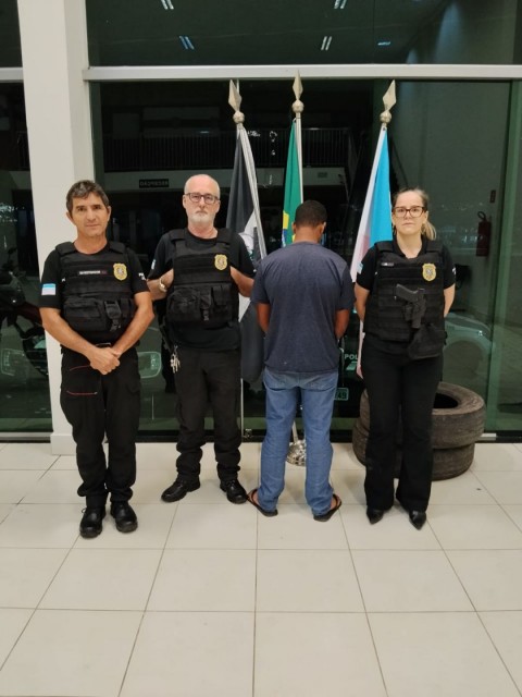 Suspeito de homicídio é apresentado por policiais civis em delegacia durante operação em Irupi, no Espírito Santo.