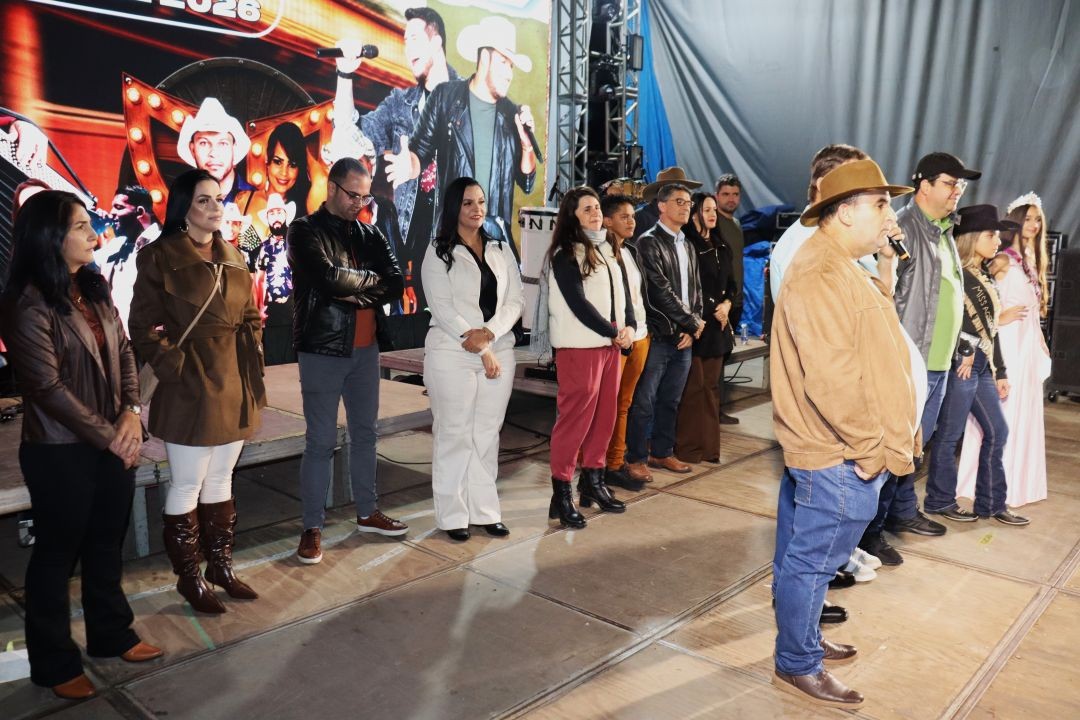 Autoridades e representantes locais participam da abertura oficial da Expoagro em Patrimônio da Penha, alinhados no palco durante cerimônia.