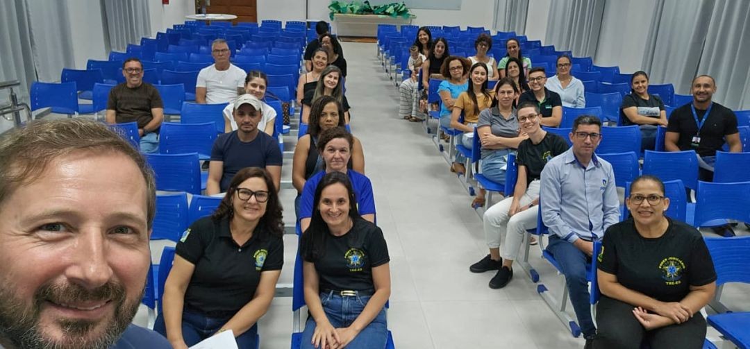 Cerimônia de certificação do Projeto Despertar Cidadão reúne empresários e autoridades em Muniz Freire, promovendo cidadania e participação eleitoral.