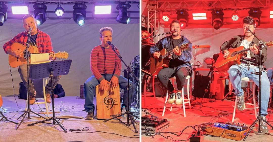 Composição de duas fotos mostrando os artistas no palco. À esquerda, dois músicos (voz, violão e cajón) sob luz azul e branca. À direita, três músicos se apresentam sob iluminação avermelhada, com violões e instrumentos de percussão ao fundo.