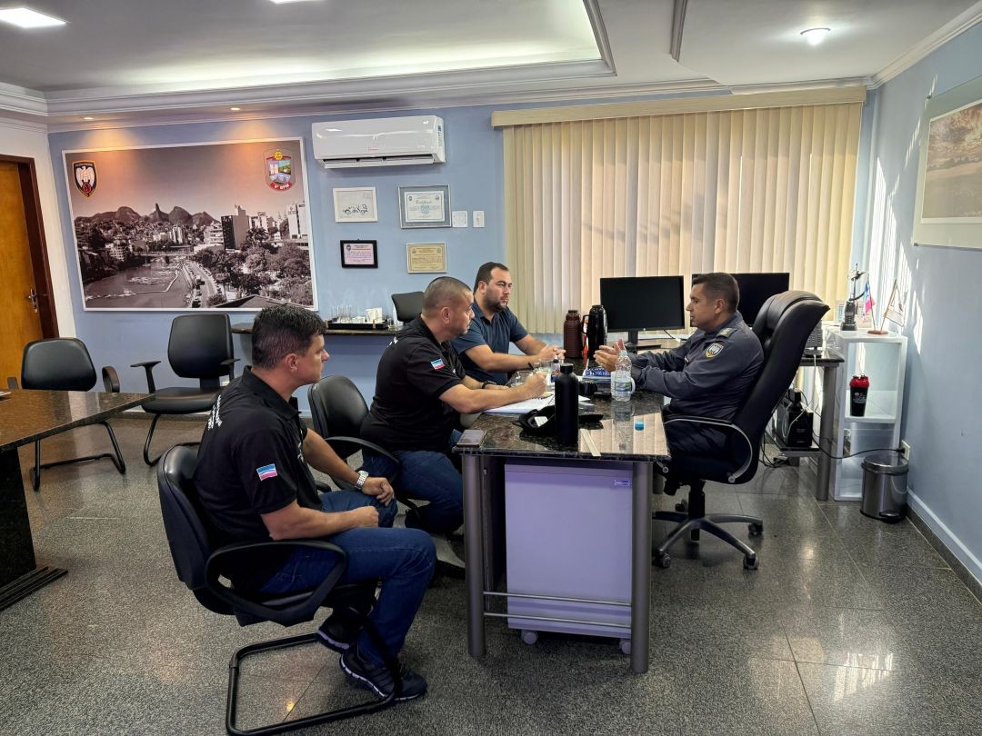 Autoridades de segurança e representantes da Prefeitura de Cachoeiro reunidos para definir esquema especial para o aniversário de Roberto Carlos.