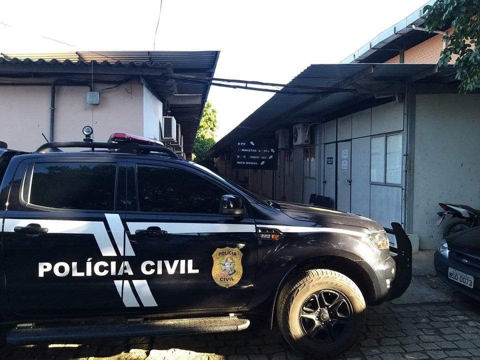 Viatura da Polícia Civil em frente a delegacia durante operação que resultou na prisão de líder do tráfico do sul do Espírito Santo.