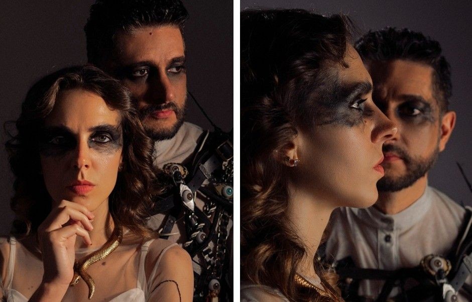 A imagem apresenta duas fotografias. À esquerda, uma mulher (Bruna Frari), de frente, com maquiagem preta nos olhos, olhando para a câmera e com a mão no queixo. Atrás dela, um homem (Danyel Sueth) com o mesmo tipo de maquiagem, olhando ligeiramente para o lado. À direita, a mulher é vista de perfil, olhando para a esquerda, com a mesma maquiagem nos olhos. Ao fundo, o homem também aparece de perfil, olhando para a mesma direção. Ambos vestem figurinos teatrais e estão sobre um fundo escuro.