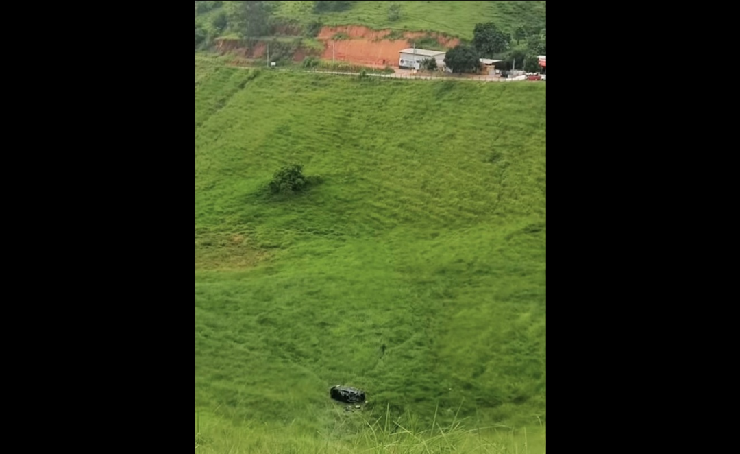 Foto de carro bastante danificado, após sair da pista e descer ribanceira em área de pastagem às margens da BR-482, em Alegre, próximo ao bairro Guararema.