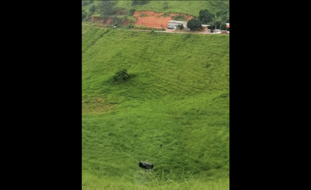 Motorista fica ferido após carro despencar de ribanceira na BR-482 em Alegre