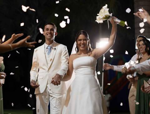 Casal celebra casamento emocionante e reúne famílias em cerimônia especial