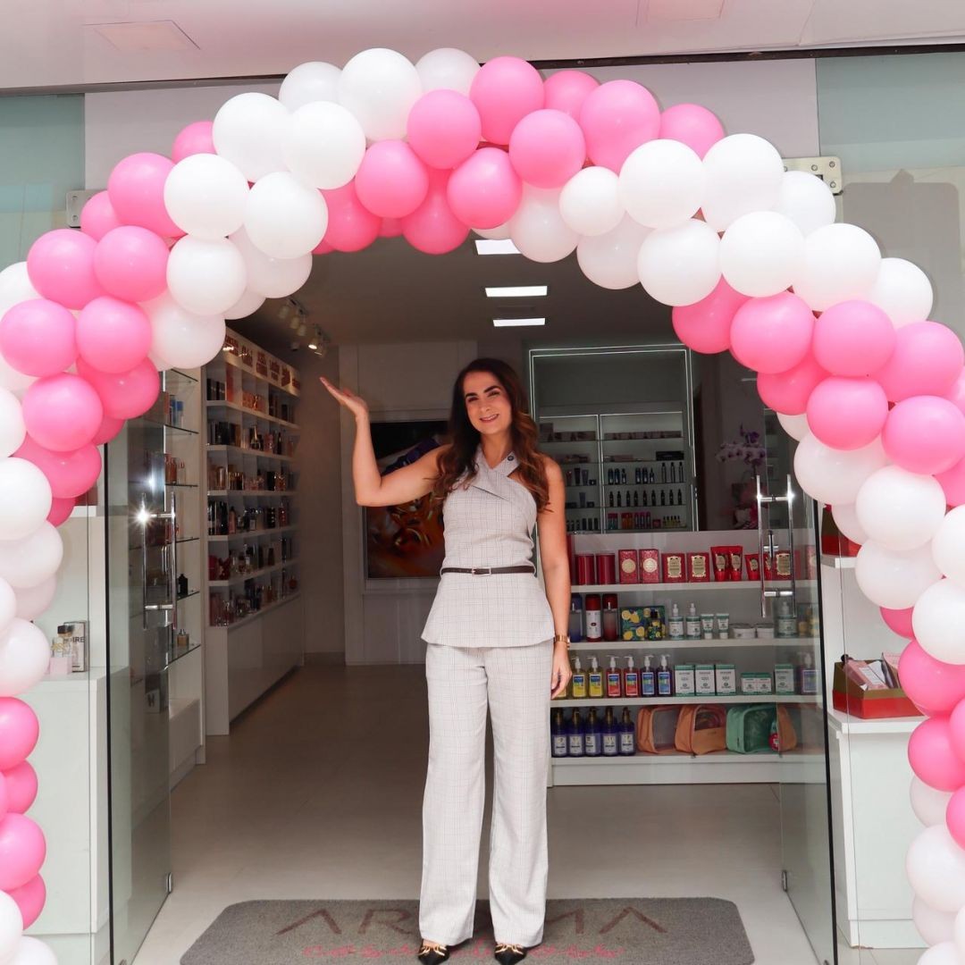 Empresária Joyce Justo celebra aniversário na loja Aroma Cosméticos em Iúna, apresentando nova estrutura do espaço ao lado de convidados.