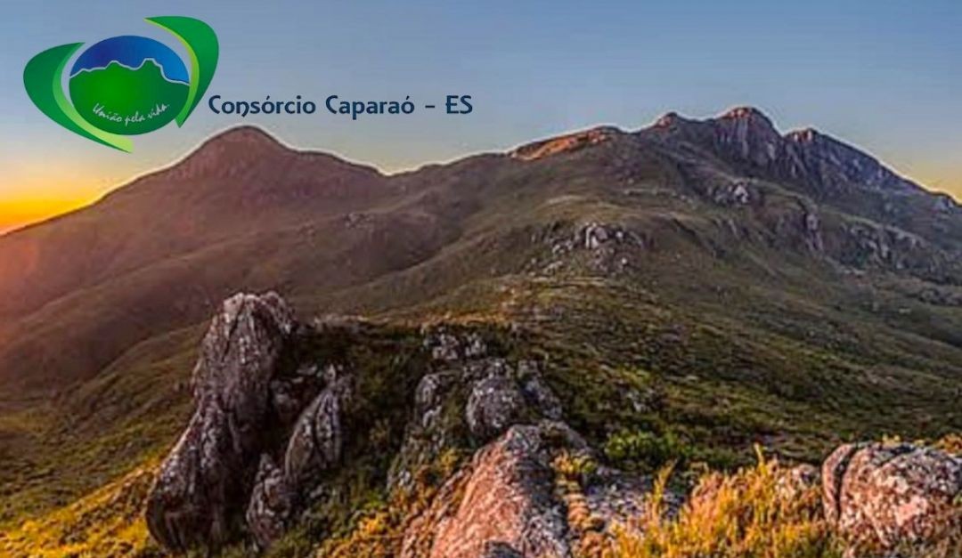 Fotografia panorâmica das montanhas da região do Caparaó sob a luz do pôr do sol. No canto superior esquerdo, o logotipo do Consórcio Caparaó com o texto 