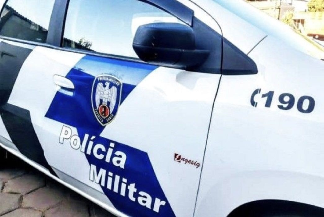 Viatura da Polícia Militar estacionada, com identificação lateral da corporação visível.