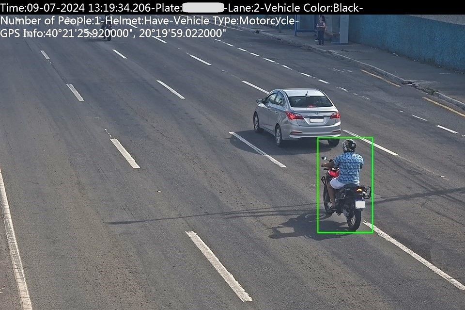 Imagem de câmera de monitoramento mostra motocicleta sendo identificada em via urbana com marcação digital, utilizada pelo sistema de Cerco Inteligente para fiscalização de trânsito.