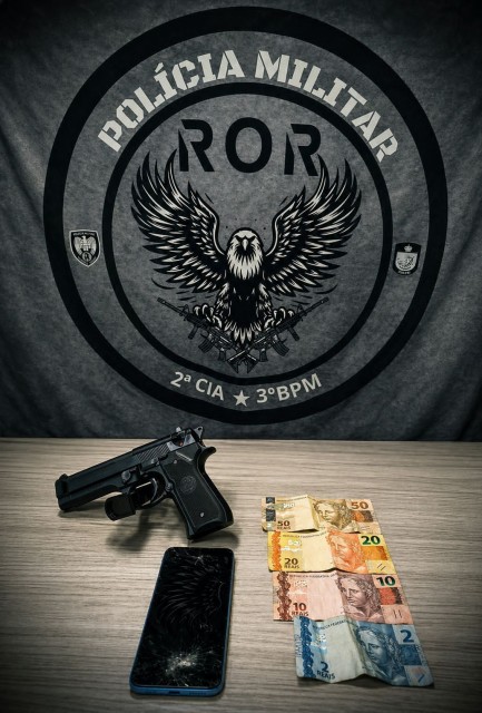 Simulacro de pistola, celular e dinheiro apreendidos pela Polícia Militar durante ocorrência de ameaça no Centro de Guaçuí.