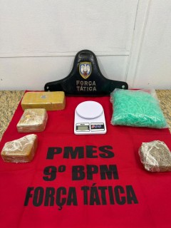 Materiais apreendidos pela Polícia Militar, incluindo porções de crack, maconha, balança de precisão e embalagens utilizadas no tráfico de drogas em Cachoeiro de Itapemirim.