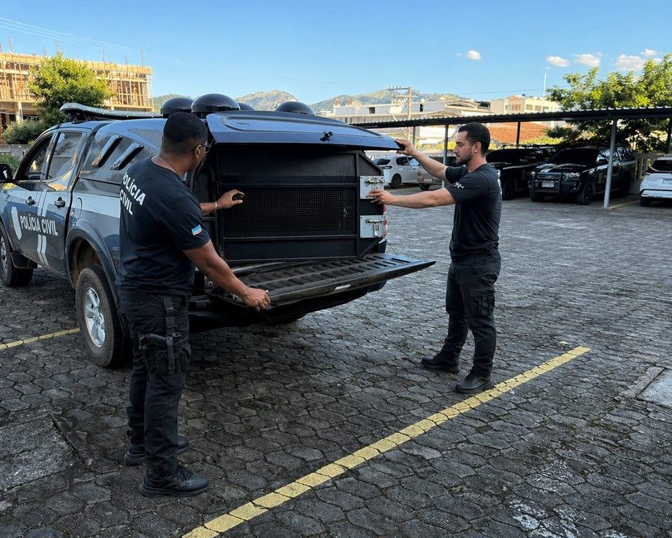 Agentes realizando procedimento durante a operação que resultou na captura do suspeito investigado por descumprimento de medida protetiva e ameaças contra a ex-companheira.