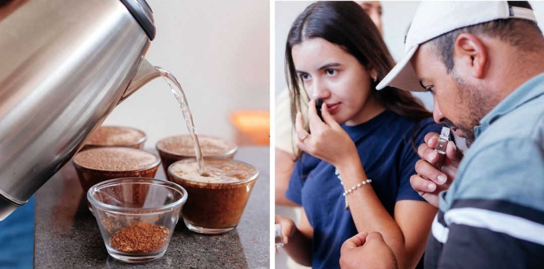 Composição em duas partes. À esquerda, close-up de água quente sendo despejada de uma chaleira de inox em copos contendo café moído para o preparo da degustação. À direita, uma mulher e um homem aproximam pequenos frascos do nariz para realizar teste de memória olfativa.