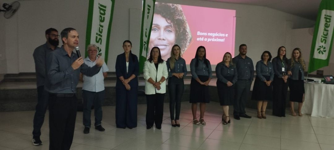 Empresários e representantes de instituições participam de encontro promovido pelo Sicredi em Iúna para fortalecimento do comércio local e networking.