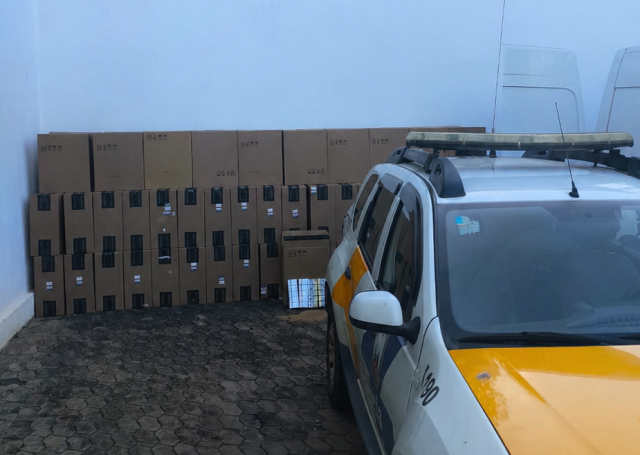 PM apreende 50 mil maços de cigarros na BR-482 em Alegre
