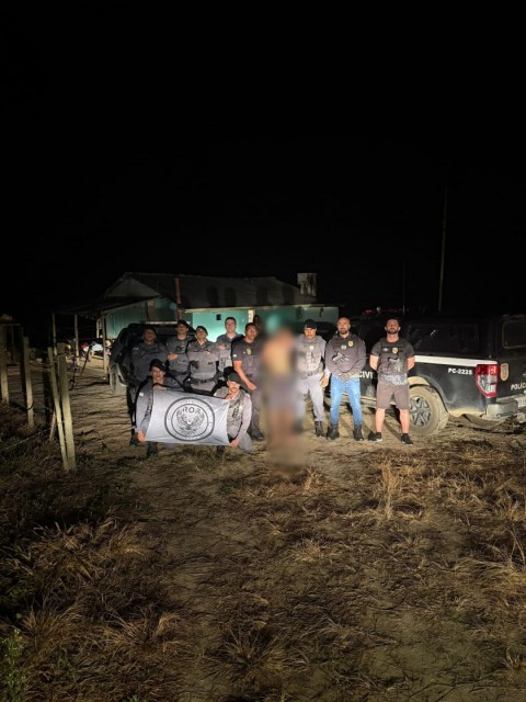 Equipes policiais durante ação conjunta para cumprimento de mandado de prisão