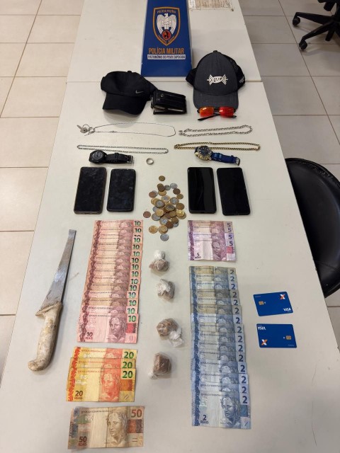 Itens apreendidos pela Polícia Militar em Muniz Freire, incluindo dinheiro, celulares, drogas e faca durante operação na ES-181