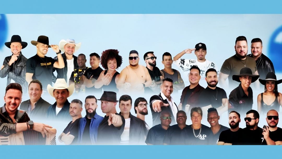 Montagem fotográfica sobre fundo azul claro apresentando os diversos artistas que compõem a grade de shows da Festa de Abril 2026. No centro e nas laterais, homens e mulheres sorriem, alguns usando chapéus de boiadeiro, representando gêneros como sertanejo, samba e forró. O estilo da imagem é de divulgação de evento festivo, com as fotos dos músicos sobrepostas de forma harmônica.