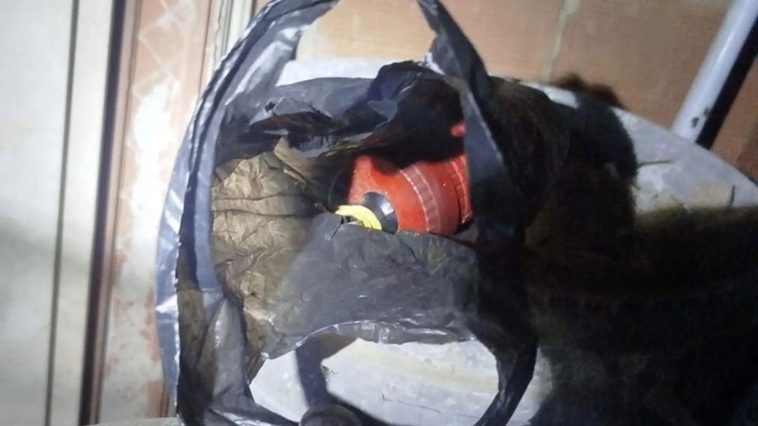 Materiais apreendidos pela Polícia Militar, incluindo dinheiro, celulares, correntes, droga e objetos pessoais, dispostos sobre uma mesa durante ocorrência em Cachoeiro de Itapemirim.