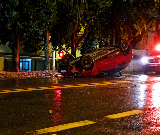 Idoso perde controle, bate em semáforo e capota carro na BR-482