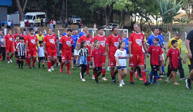 Evento beneficente reúne ex-jogadores e arrecada alimentos em Iúna