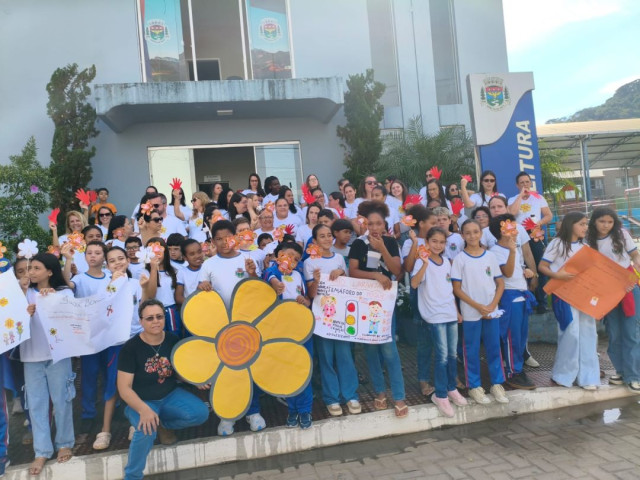 Dores do Rio Preto promove passeata do Maio Laranja em defesa de crianças e adolescentes
