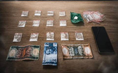 Suspeitos de tráfico são presos com cocaína em Dores do Rio Preto